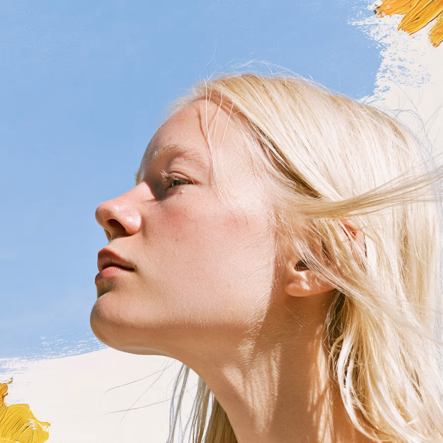 KI-generiertes Portrait von wirklich.ai: blonde Frau im Profil vor blauem Himmel, am Rand gemalte Sonnenblumen